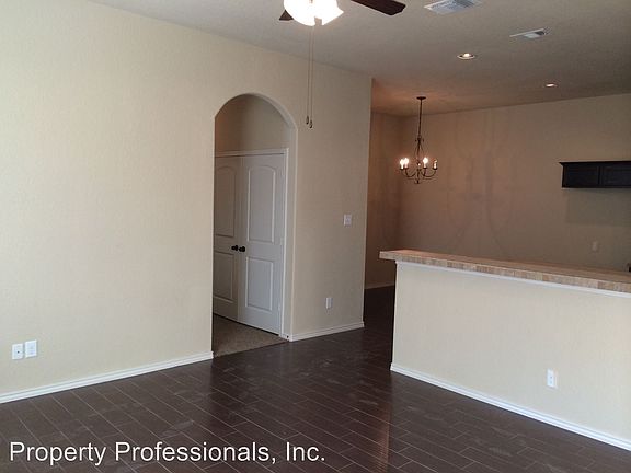 4th image of 550 Creekside Cir