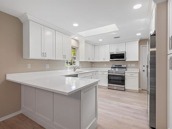 4th image of 835 Royal Palm Pl