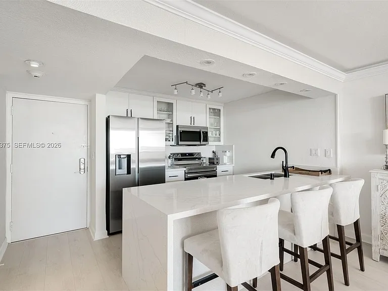 600 NE 36th St #1414 — Photo 5