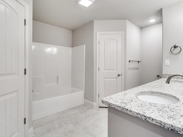 2806 Clover Dr — Photo 8