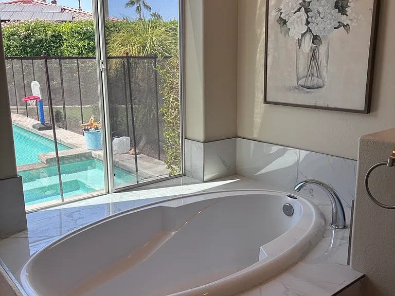 primary suite bathtub