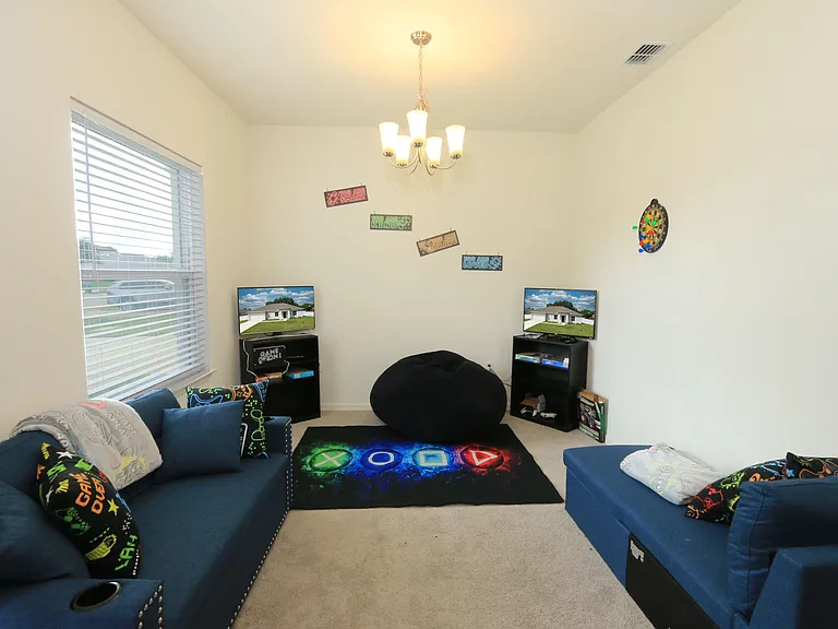 592 SW Dauphin Ave — Photo 13