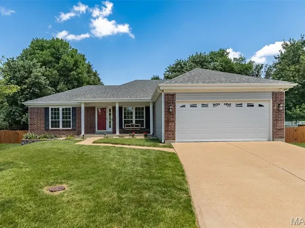 1600 Summerpoint Dr, Fenton, MO 63026