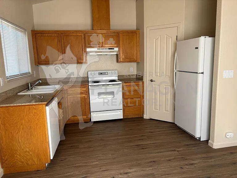 2845 N Mountain Spring Ct — Photo 3