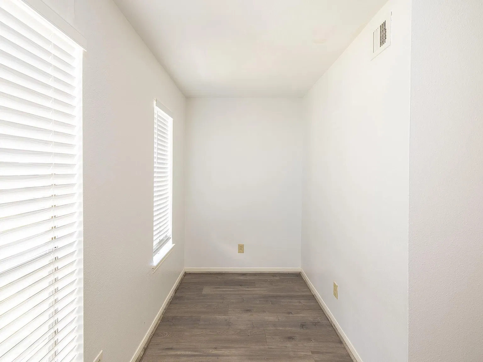 1 bed, 1.5 bath, 946 sqft, $1,025 — Photo 4