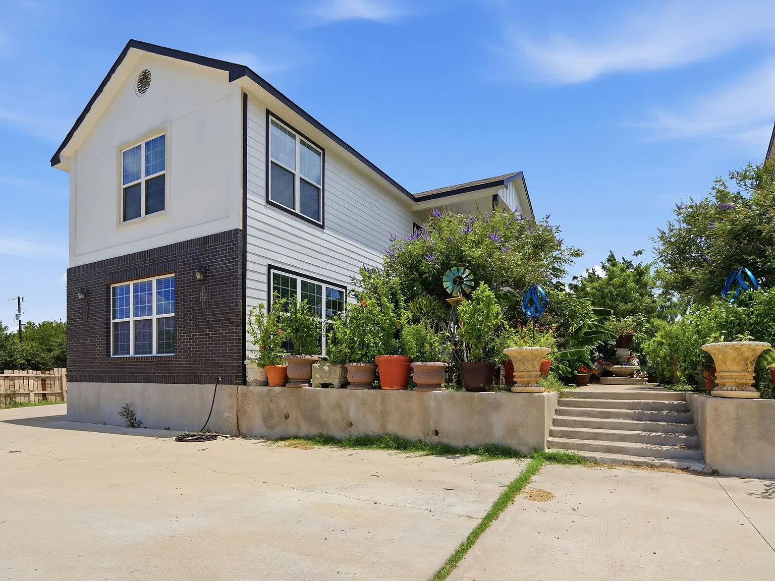 3 bed, 2.5 bath, 2400 sqft, $1,900 — Photo 2