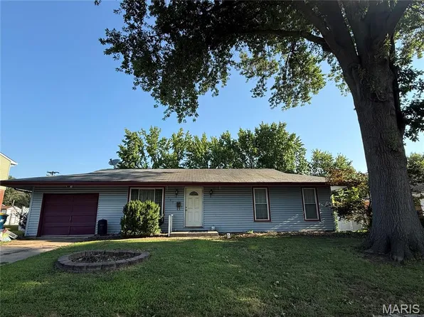 821 Harvard Dr, Edwardsville, IL 62025