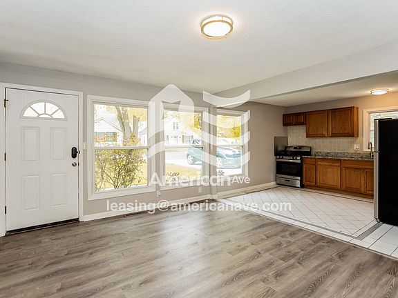 1557015_002_wm_-_living_room_13252957.jpg