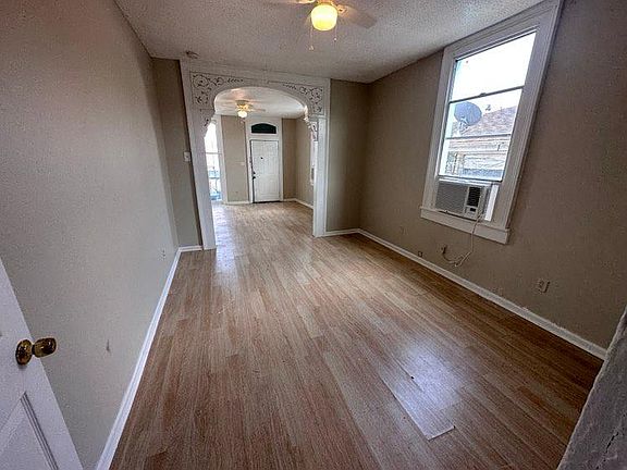 4th image of 1942 Arts St #1