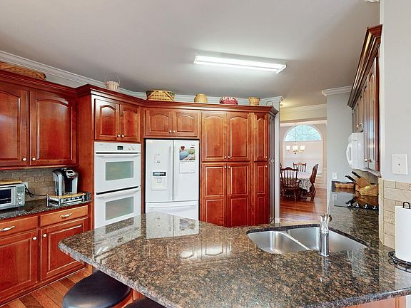 3rd image of 117 Fox Run Dr