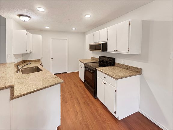 2nd image of 2090 Ridgewood Cir