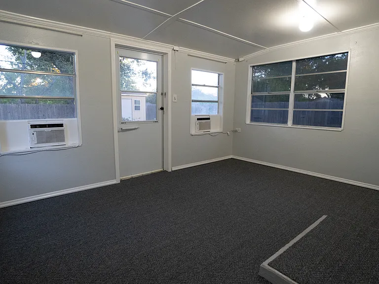 1004 Russell Ln — Photo 15