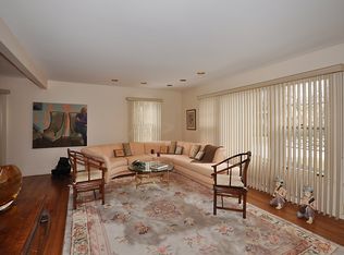 1425 Charing Cross Rd, Deerfield, IL 60015