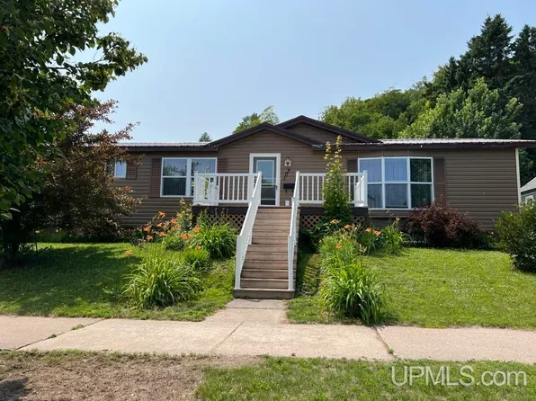 301 W Onota St, Munising, MI 49862