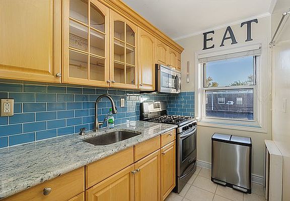 4th image of 1533 Independence Ave #2R