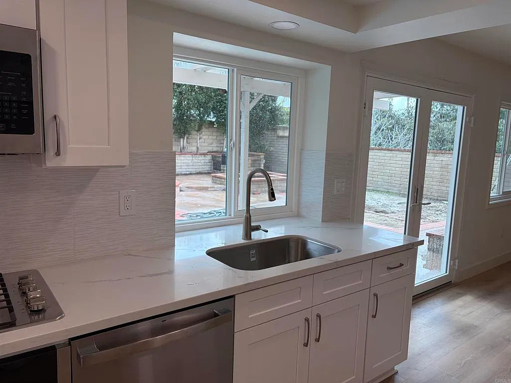 5 bed, 2.5 bath, 2140 sqft, $6,250 — Photo 3