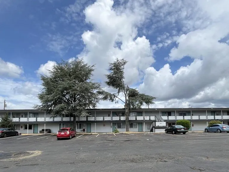 Twin Oaks Apartments — Photo 19