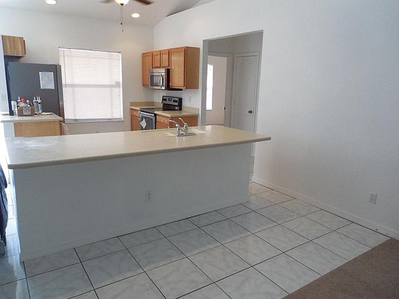 3rd image of 765 SW Tulip Blvd
