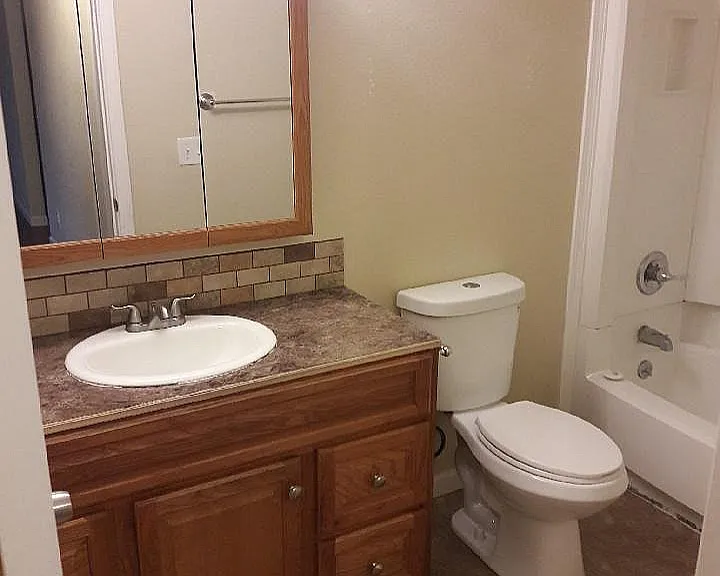 Cottonwood Manor Apartments - Albany OR - Bathroom