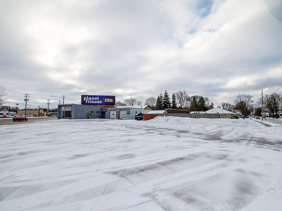 2nd image of 1662 Main St