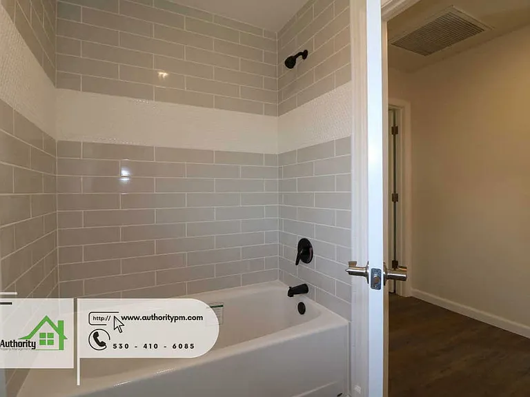 1833 Oregon Ave — Photo 22