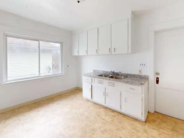 2 Bedroom/1 Bath (Upper Unit)- 1st Month Free If Lease Signed By 10/15, 12900 Hoy Ave, Cleveland, OH 44105