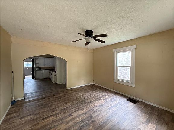 2nd image of 604 Laramie St