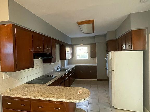 3rd image of 94 Isabella Ave Floor 2