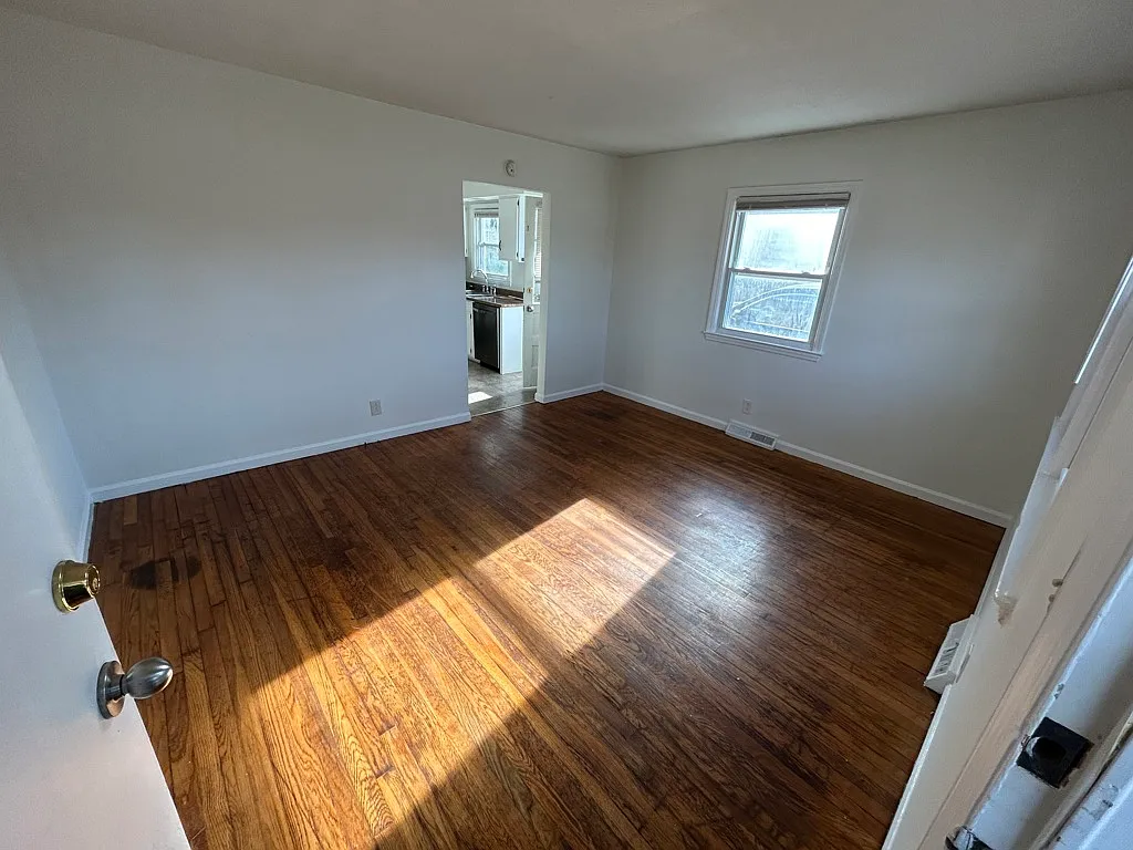 Charming 2BR Unit B in Stoney Brook with Central A/C — Photo 2
