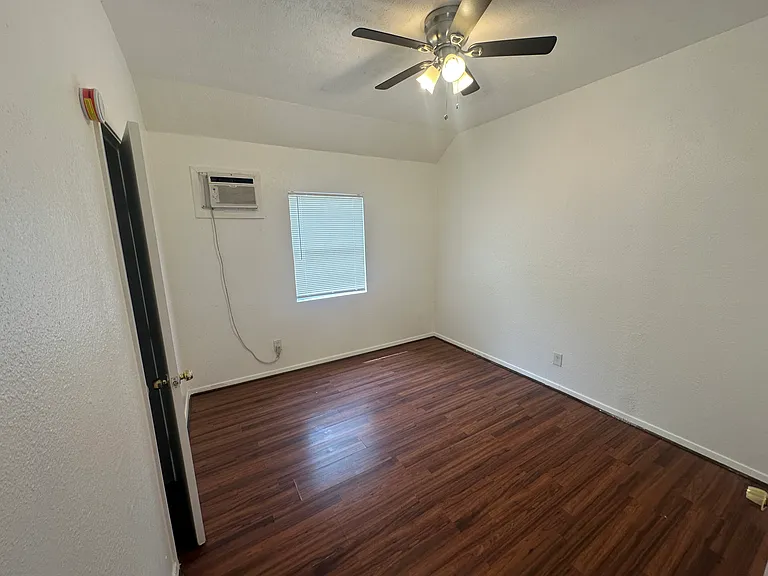 2101 Fort Worth St #B — Photo 8