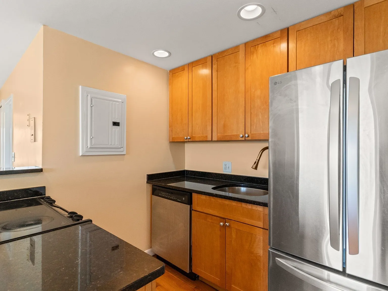 2 bed, 1.0 bath, 574 sqft, $2,900 — Photo 3