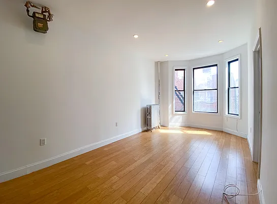 Rented by Kahen Properties | media 8