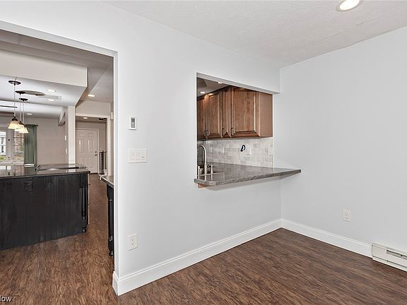 4th image of 15 Meadowlawn Dr Unit 4