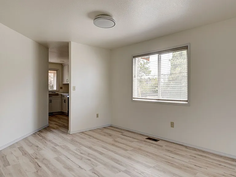 418 SW Erie Cir — Photo 13