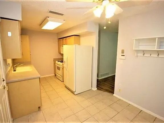 3rd image of 2126 Lamont Ave