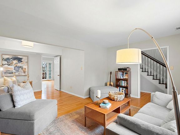 4th image of 1515 Hemphill Dr