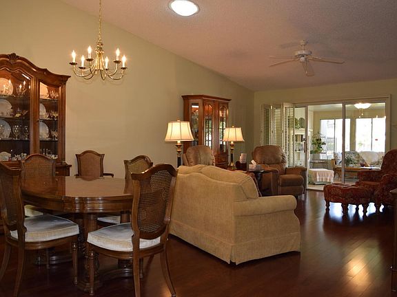 5th image of 75 Fox Valley Dr