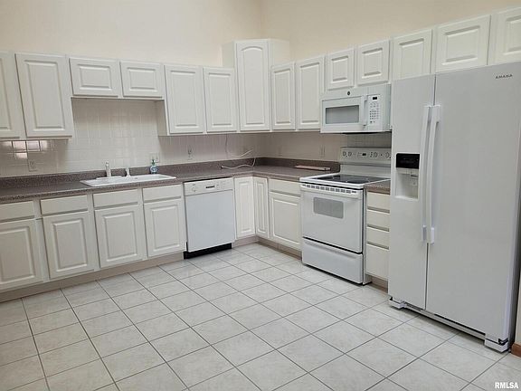 4th image of 3056 Holiday Ct #9