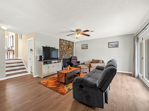 4th image of 405 Raintree Pl