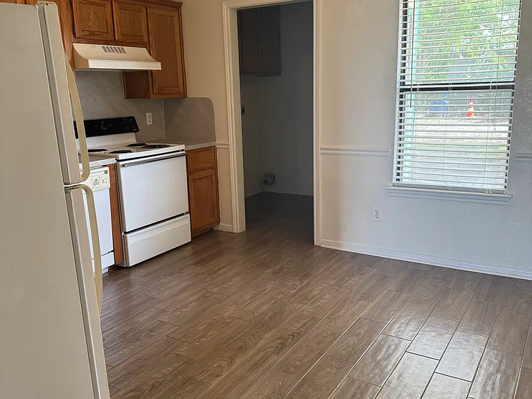 405-411 W Avenue D — Photo 3