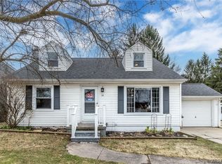 14 Bridlewood Dr, Lockport, NY 14094