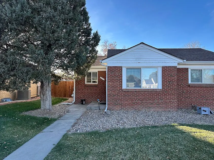 3275 N Locust St