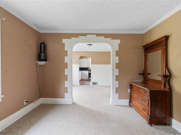 4th image of 810 Clifford Ave
