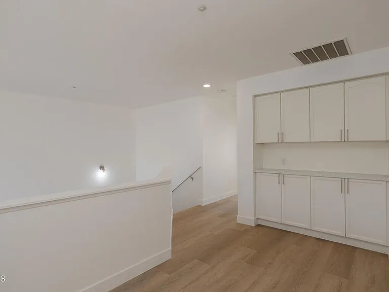 1311 Oyster Pl — Photo 12