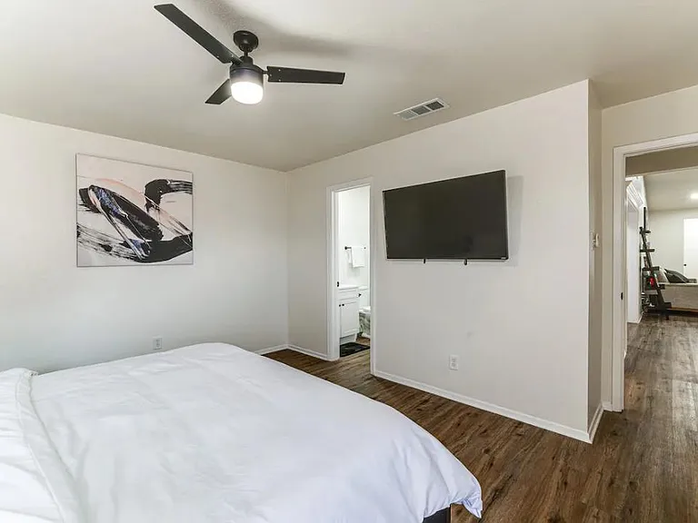 2912 Pegasus Dr — Photo 16