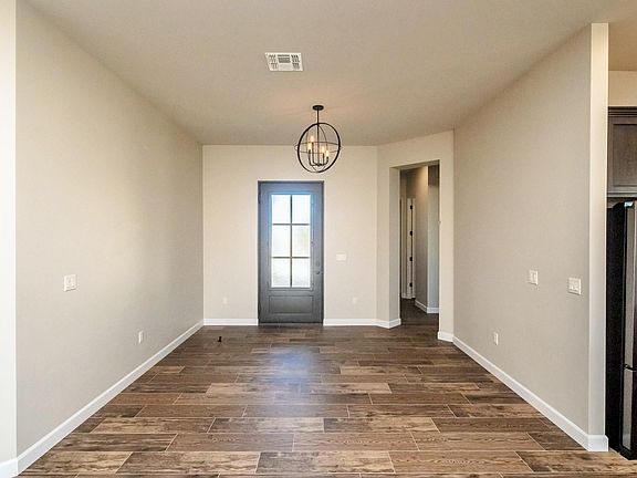 4th image of 910 Desert View Dr