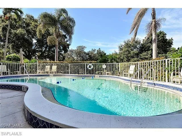 Building Photo - 1900 Alamanda Dr #305