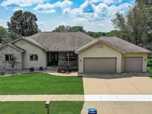 701 Bascom Hill Dr, Baraboo, WI 53913