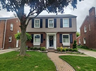 1882 Country Club Dr, Grosse Pointe Woods, MI 48236