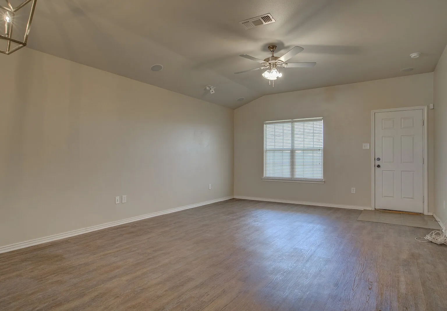 3 bed, 2.0 bath, 1335 sqft, $1,475 — Photo 4